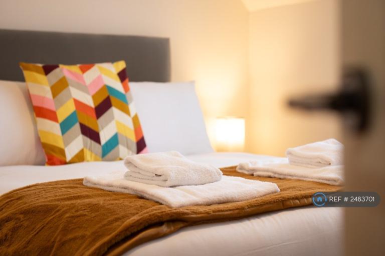 1 bedroom flat in Short Term Accommodation, Harwich, CO12 (1 bed) (#2483701)