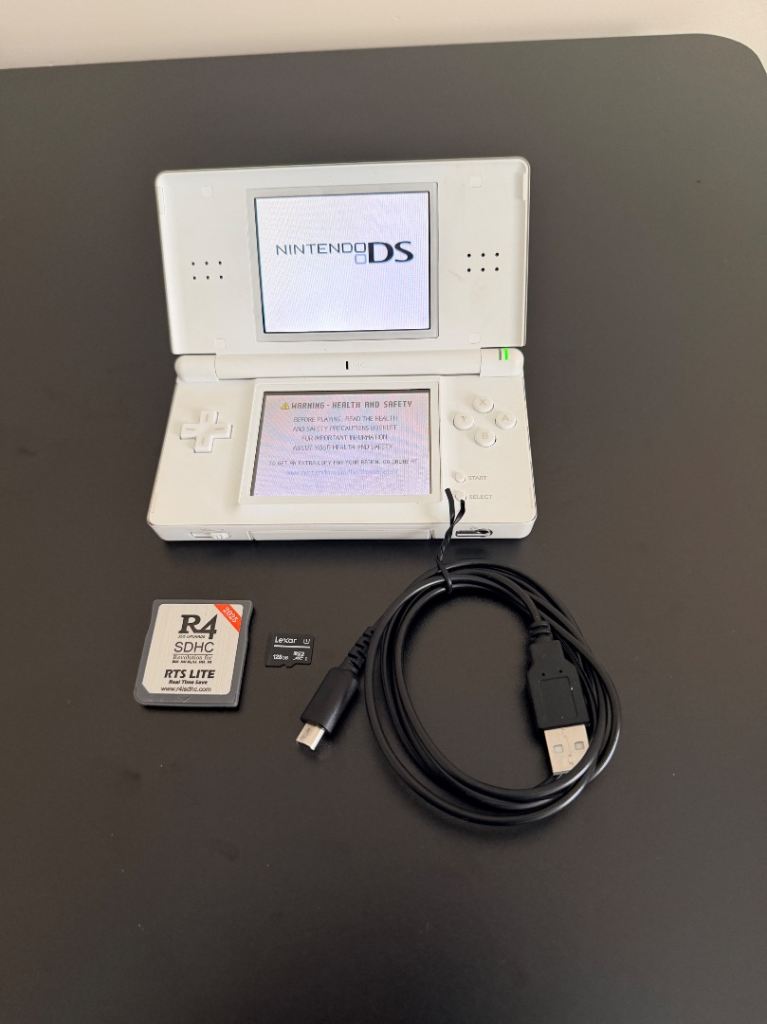 Nintendo DS Lite 128GB With R4 Card and 2000 Games 