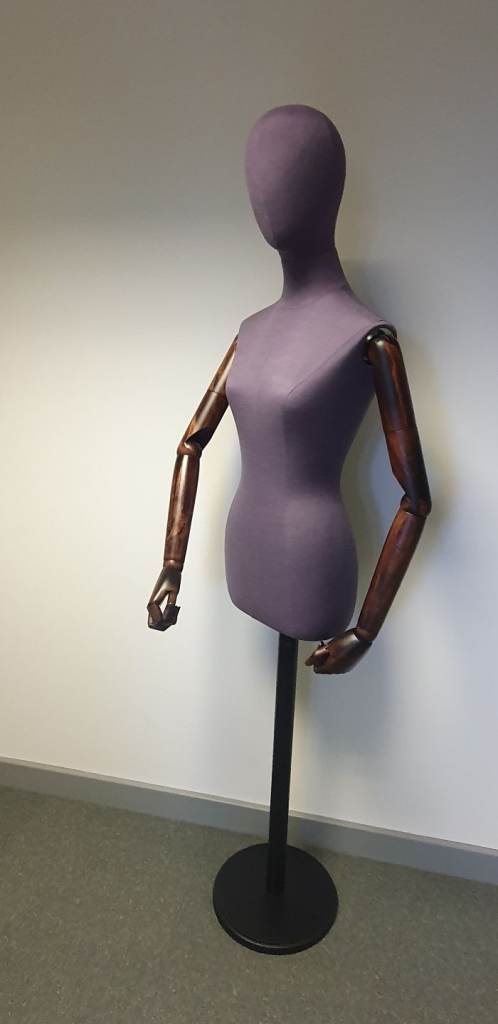 Mannequin with head and articulated arms