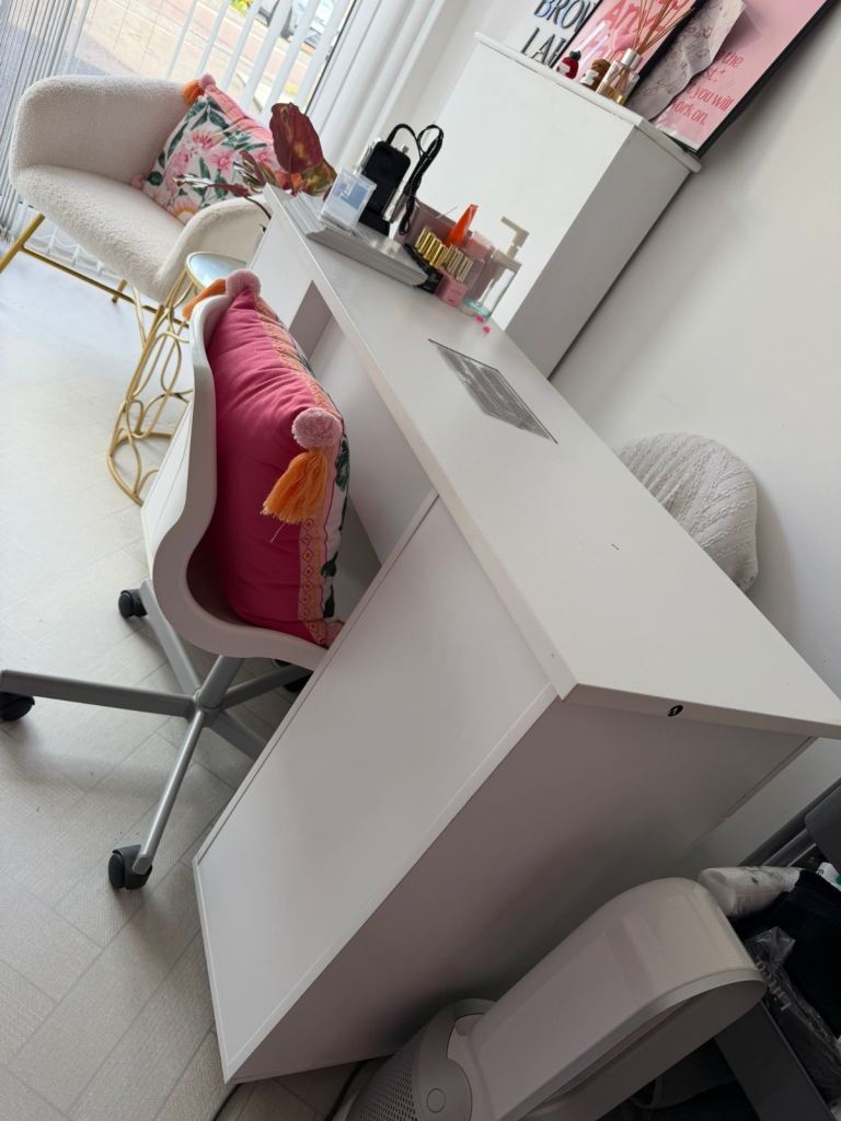 Nail desk with fan