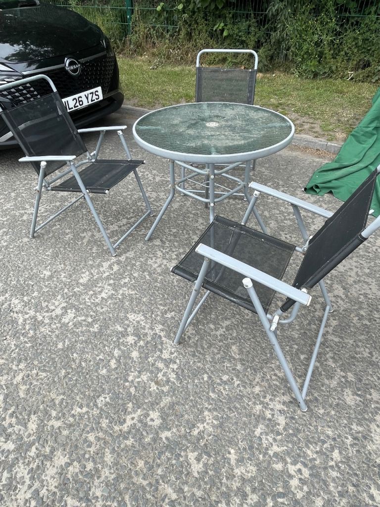 Garden table and 3 chairs glass top