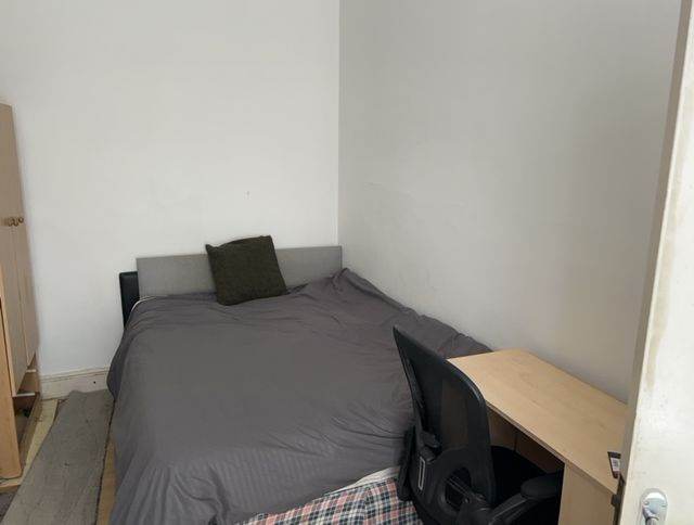 Cosy double room, close to center and University, good for couples. Starts from £125p/w