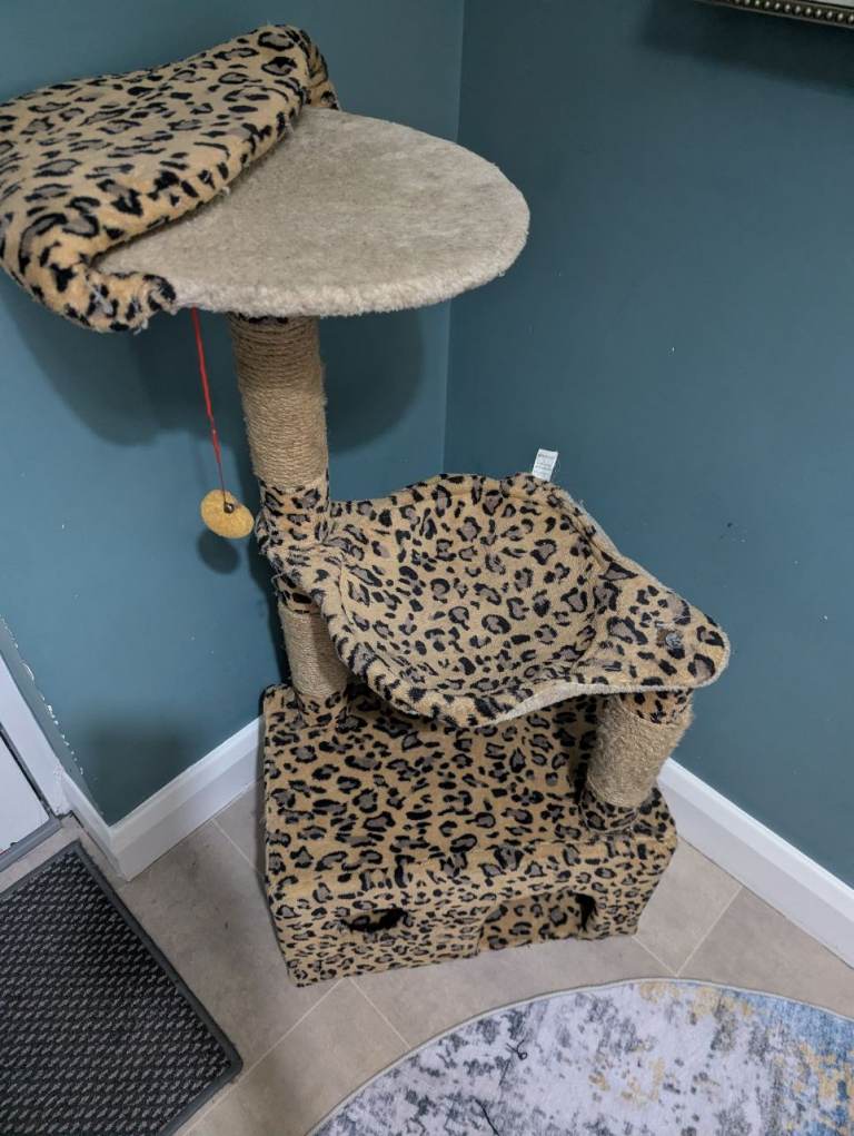 Cat 3 tier bed / scratch post.