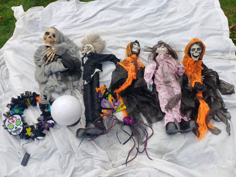 JOB LOT HALLOWEEN DOLLS , SCULLS LAMP , HALLOWEEN WREATH LIGHTS UP