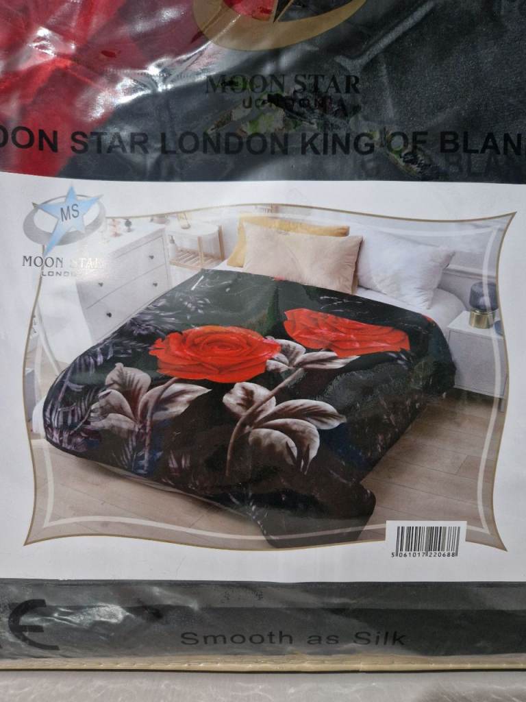 Extra Large Black & Red Rose Super Soft & Silky Thick Throw 