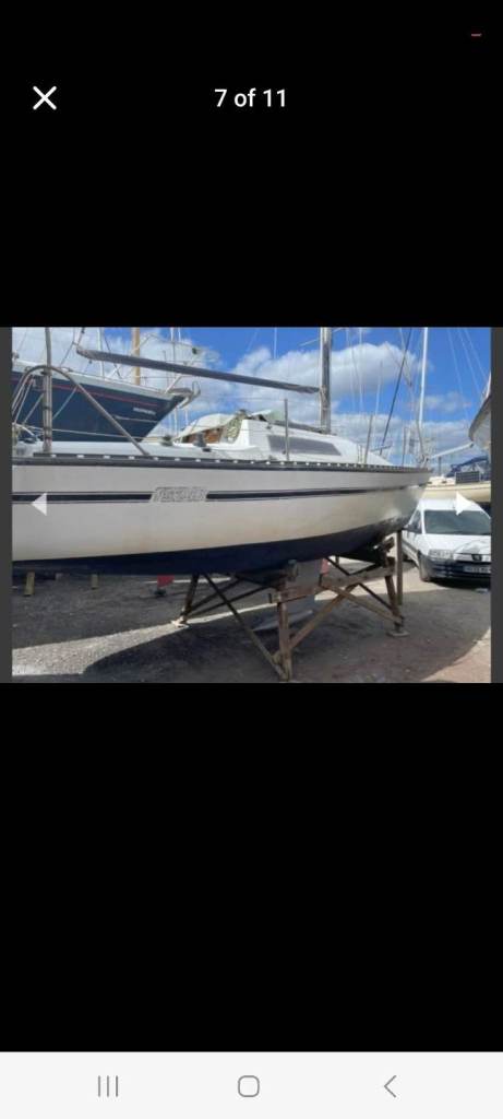 Sailing boat lifting keel