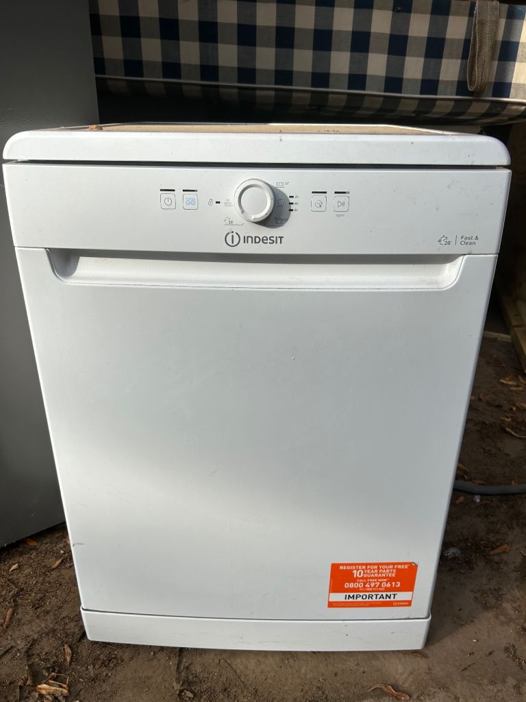 Indesit D2F HK26 UK Full Size Dishwasher – Barely Used