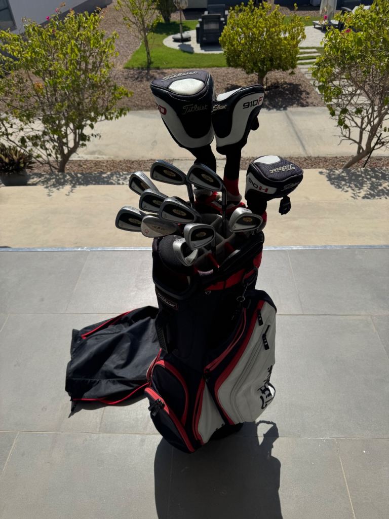 Full Set of Titleist Golf Clubs with Bag – Good Condition