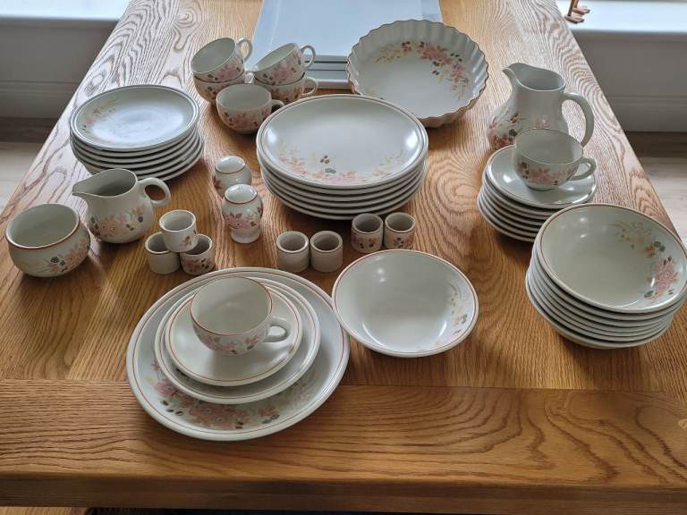 7 piece Hedge Rose dinner service.