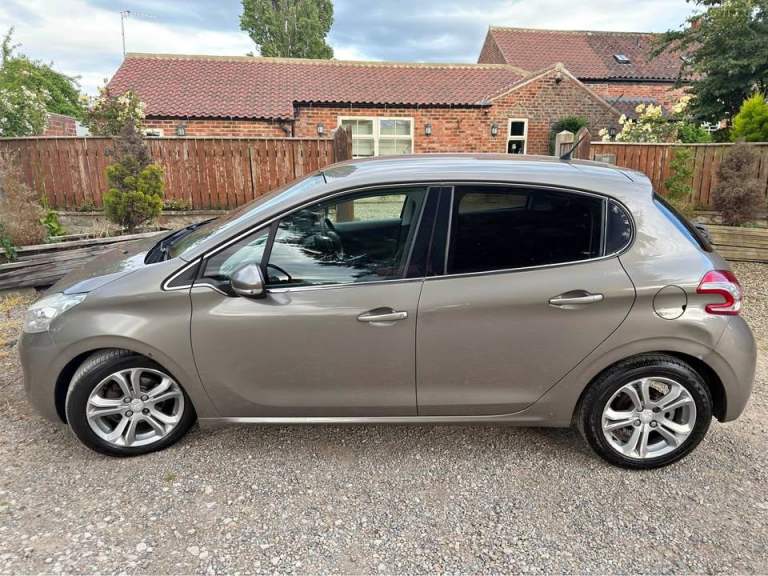 Peugeot, 208, Hatchback, 2013, Manual, 1560 (cc), 5 doors