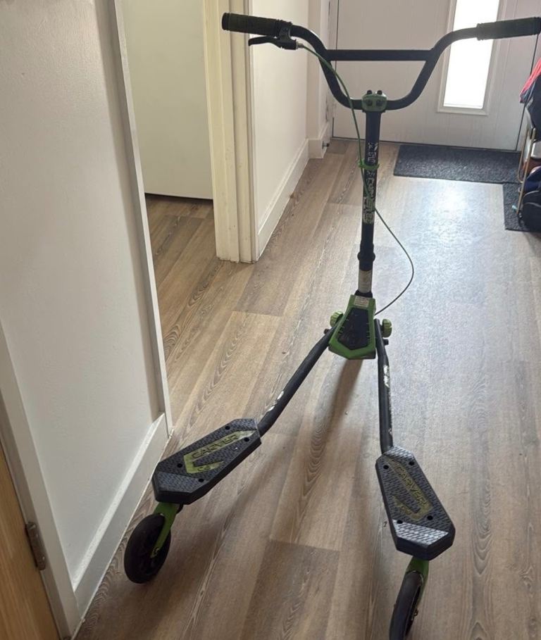 Street Surfer Scooter – Green, fair condition 