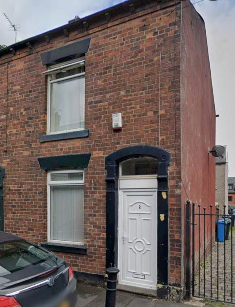 2 bed house to rent in Shaw OL2, £900pcm