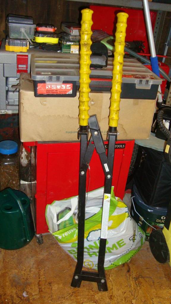 BIKE RACK FITS ON TOW BAR IN GOOD CONDITION
