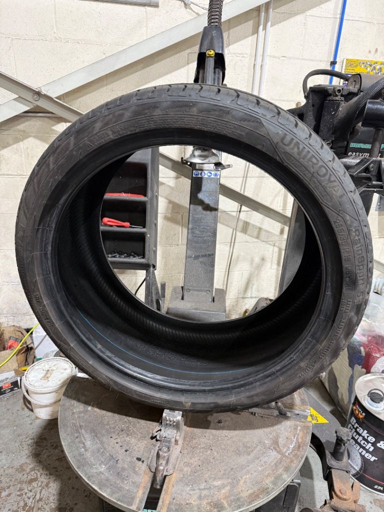 255/35R19 Uniroyal Rainsport 5 