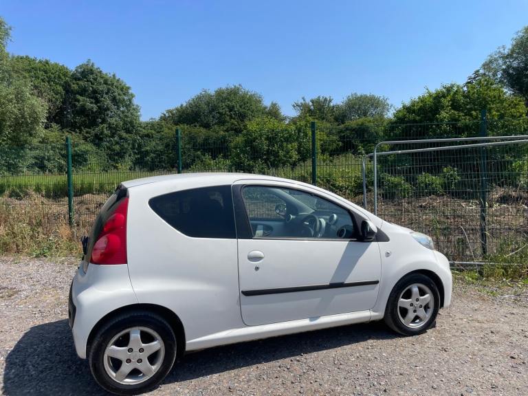 PEUGEOT 107 1.0 SPORTIUM 12 REG WHITE GENUINE 83054 MOT JANUARY 5TH 2027 TAX £20 LOW INSURANCE 