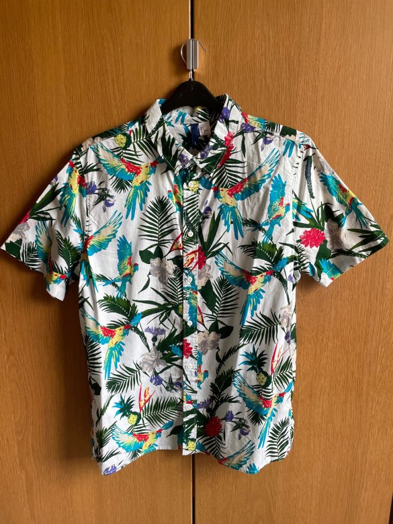 Men,s tropical parrot shirt. 