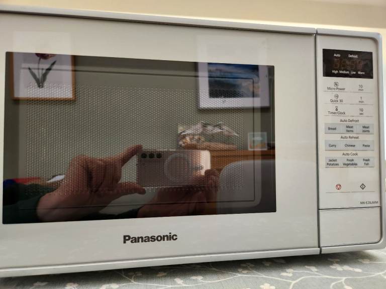 Panasonic NN-K18JMMBPQ 800W 20L Microwave Oven with Grill and Turntable - Silver
