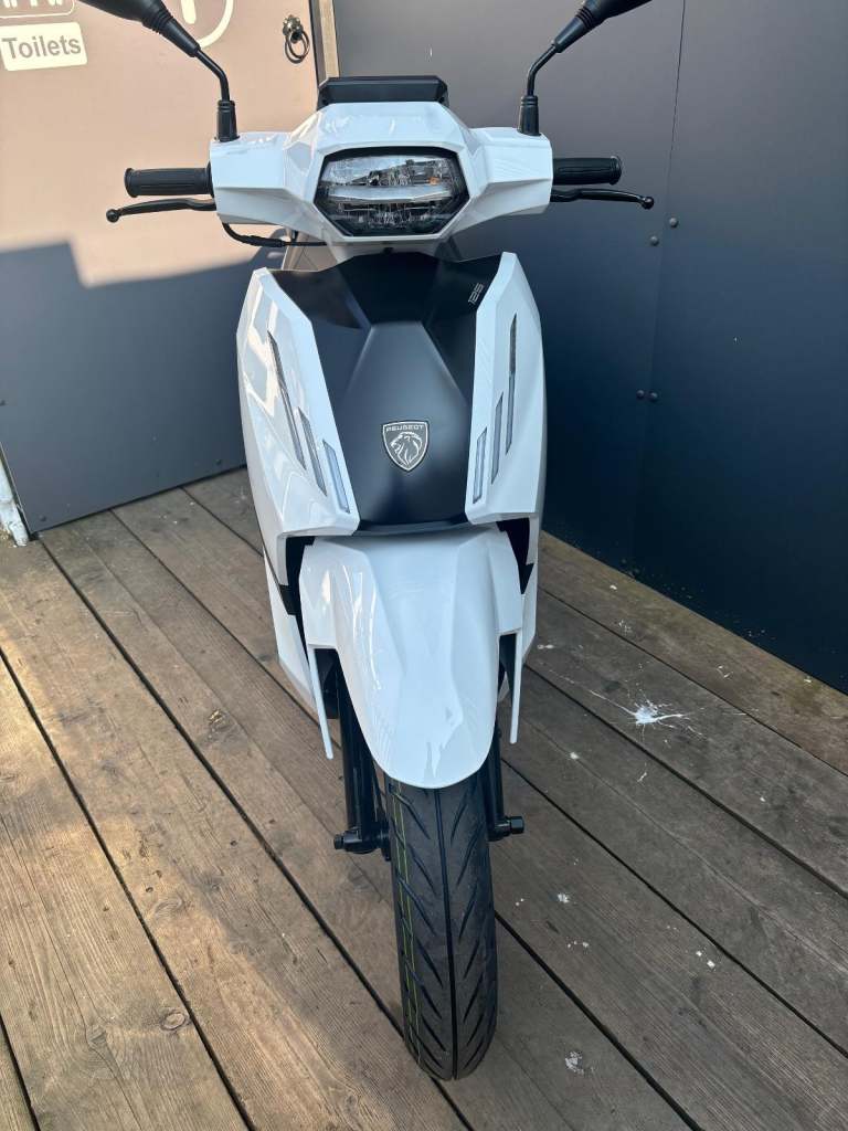 Peugeot Tweet 125 Automatic Twist and Go Scooter PCX125 NMAX