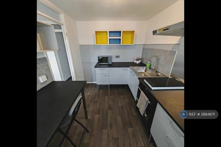 2 bedroom flat in West Bridgend, Dumbarton, G82 (2 bed) (#2684871)