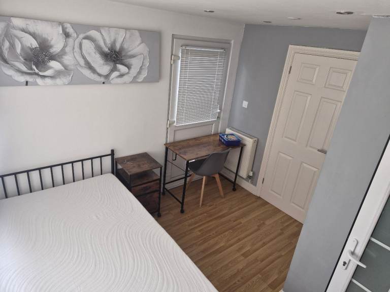 Double Ensuite Room - Near Torbay Hospital 