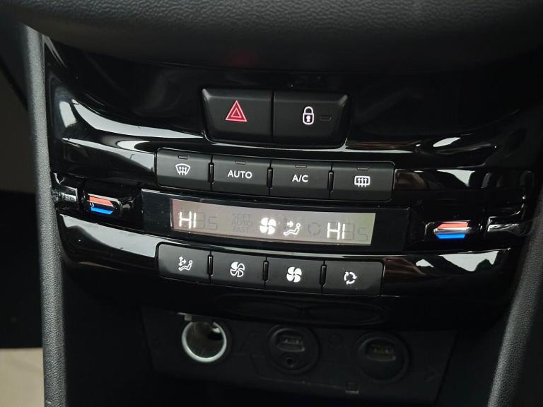 2013 Peugeot 208 1.2 VTi Intuitive Euro 5 3dr HATCHBACK Petrol Manual