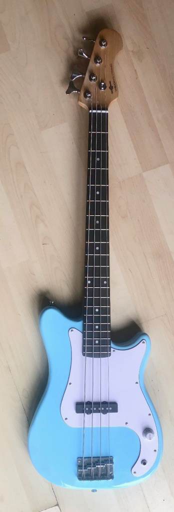 SHORT SCALE BASS GUITAR. PLAYS AND SOUNDS GREAT