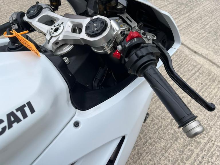 2022 71 DUCATI PANIGALE V2 WHITE - 1421 MILES HPI CLEAR SPORTS 955 NEW MOT