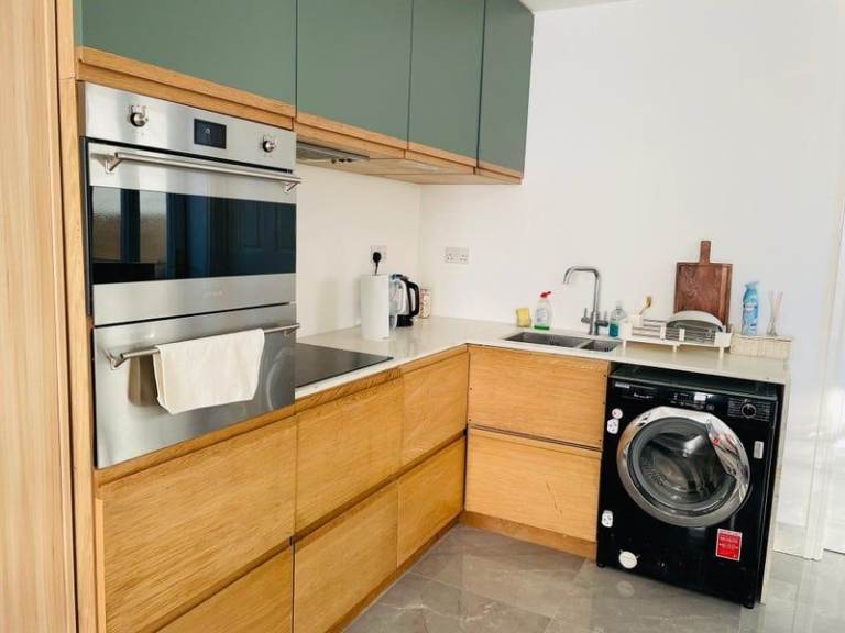 Ground Floor Studio Flat Including Bills  Near warner brothers studio