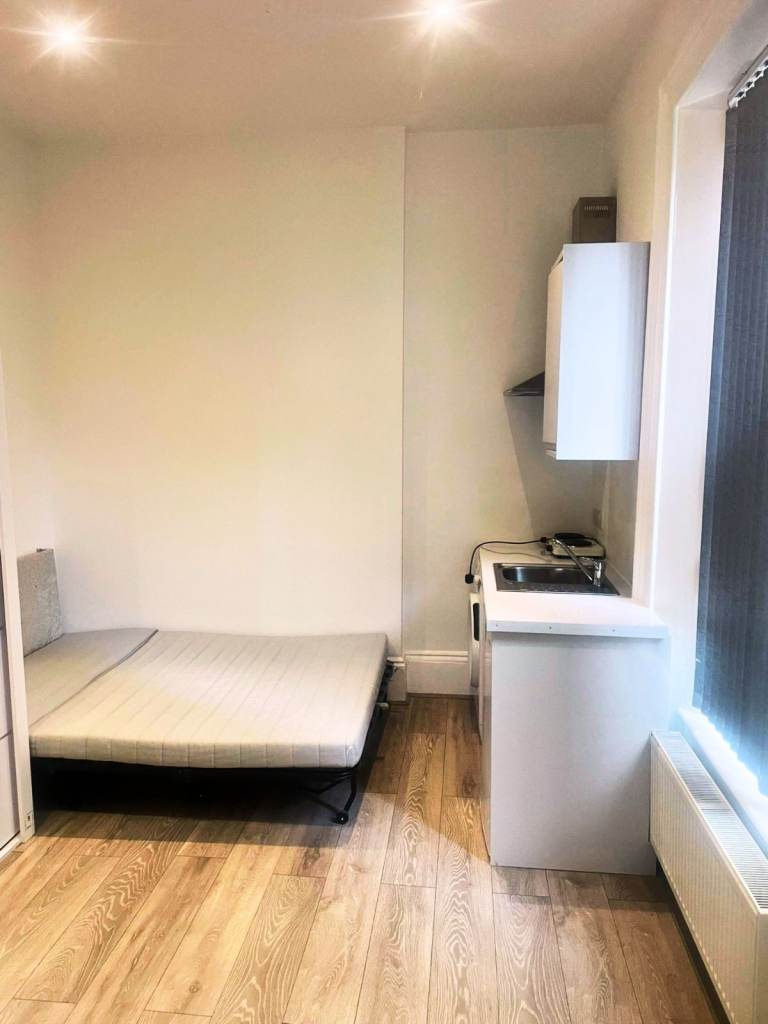 ** Well-Presented Large Studio Flat located in the Centre of Acton - All Utility Bills Included **