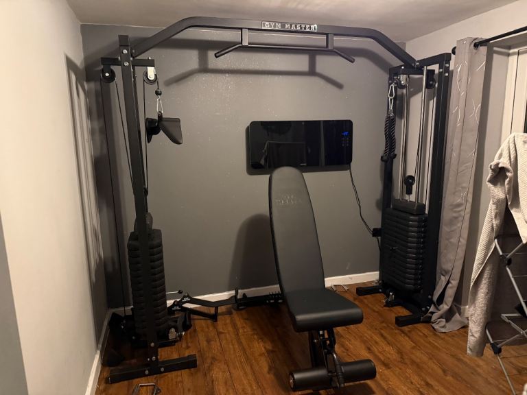 Cable crossover machine and weight bench 