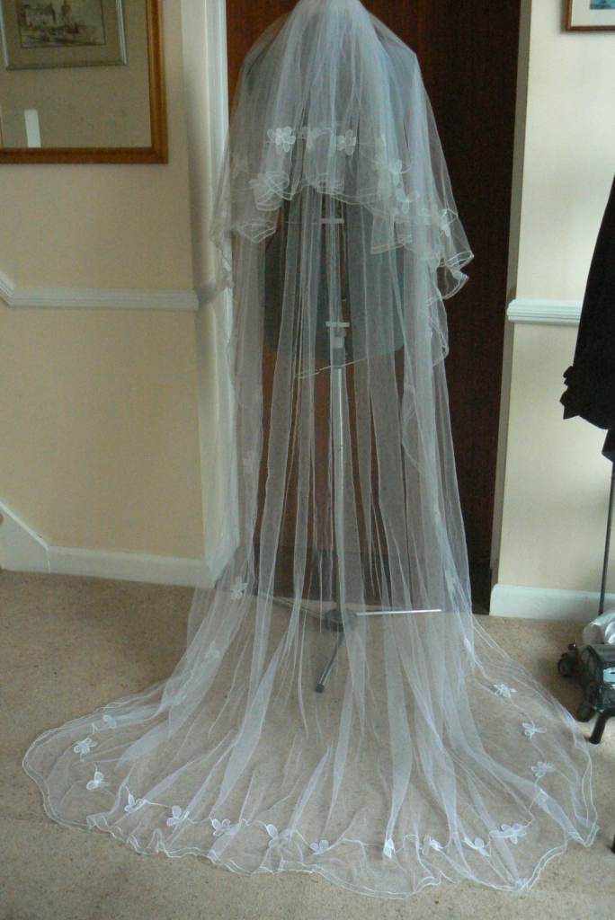 Wedding veil. 2 tiers. 2mtrs x 60cm with stylised flowers