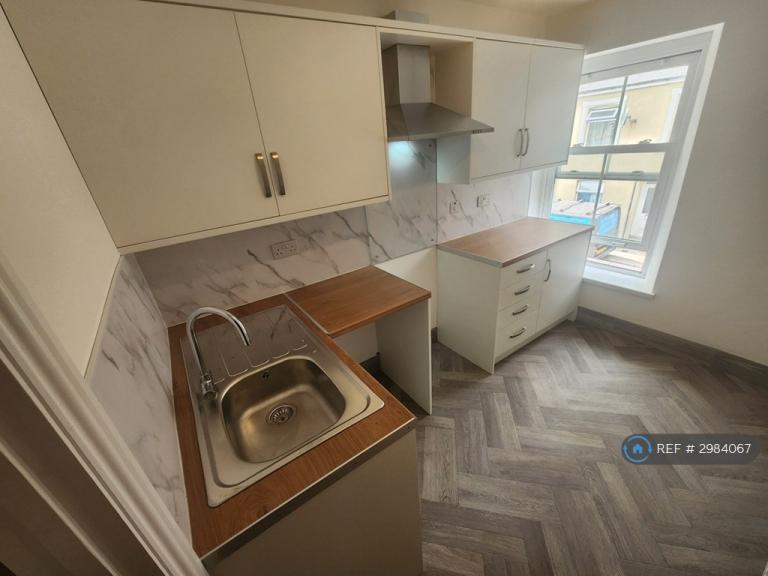 2 bedroom flat in Armoury Terrace, Ebbw Vale, NP23 (2 bed) (#2984067)