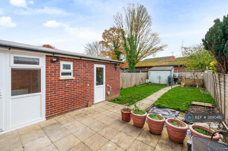 3 bedroom house in Honeyhill Road, Bracknell, RG42 (3 bed) (#2890410)