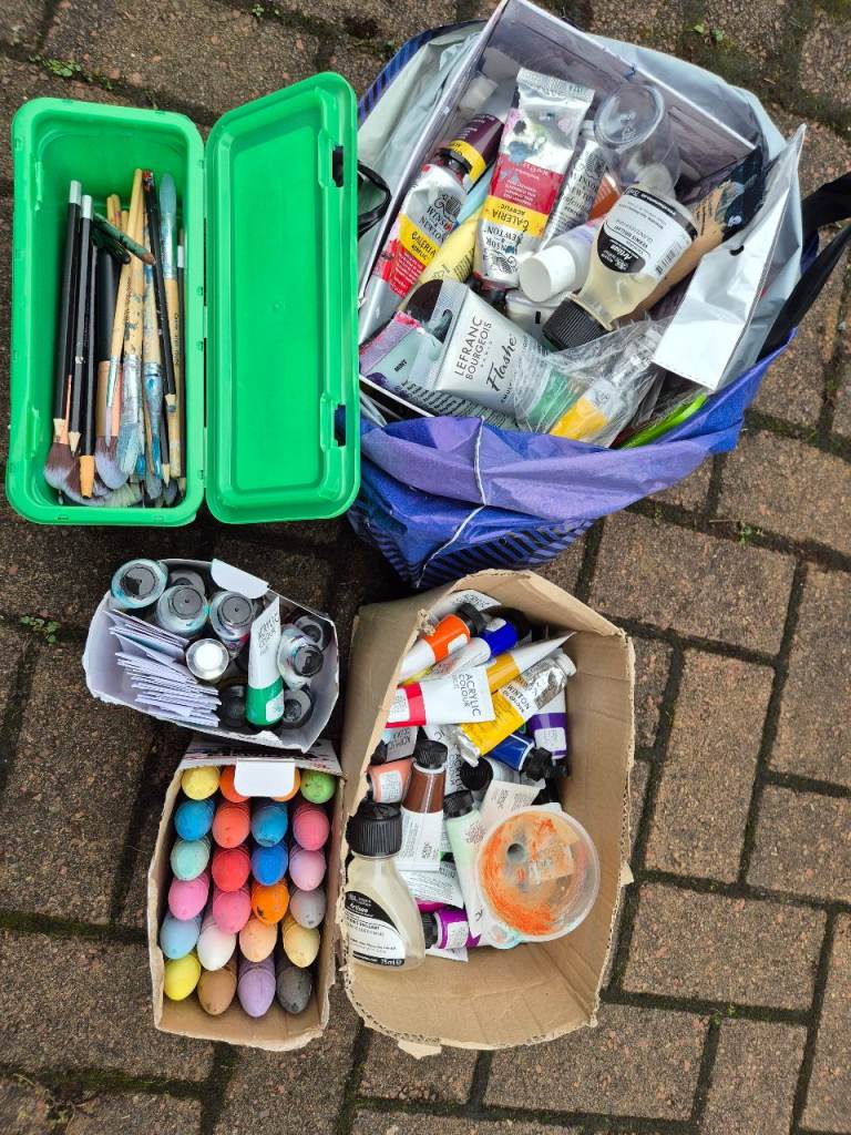 Huge bundle of Windsor & Newton artist's materials acrylic paint, brushes, palette knives etc