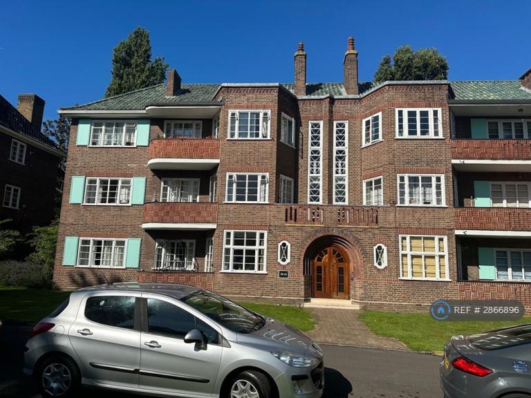 3 bedroom flat in Roehampton Close, London, SW15 (3 bed) (#2866896)