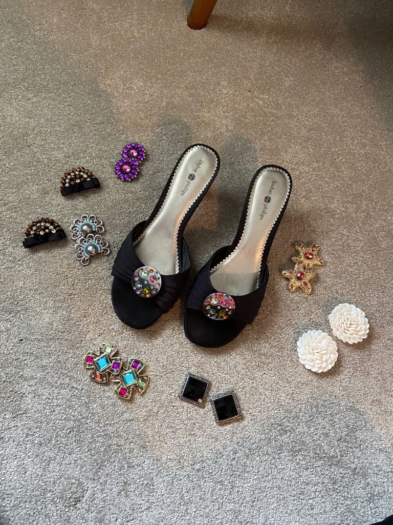 Pair Of Ladies Slip-On Shoes + 8 Set Of Interchangeable Clip-On Decorations - (Boxed) 