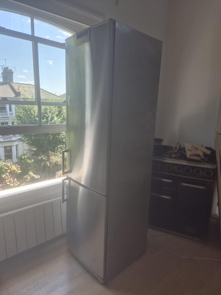 Siemens Tall Fridge Freezer – Silver, Good Condition