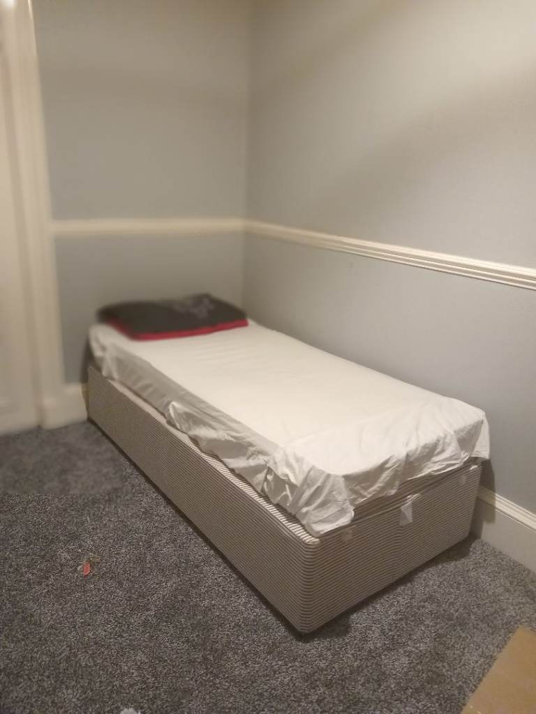 Single Bed Space Available for Men – Paisley