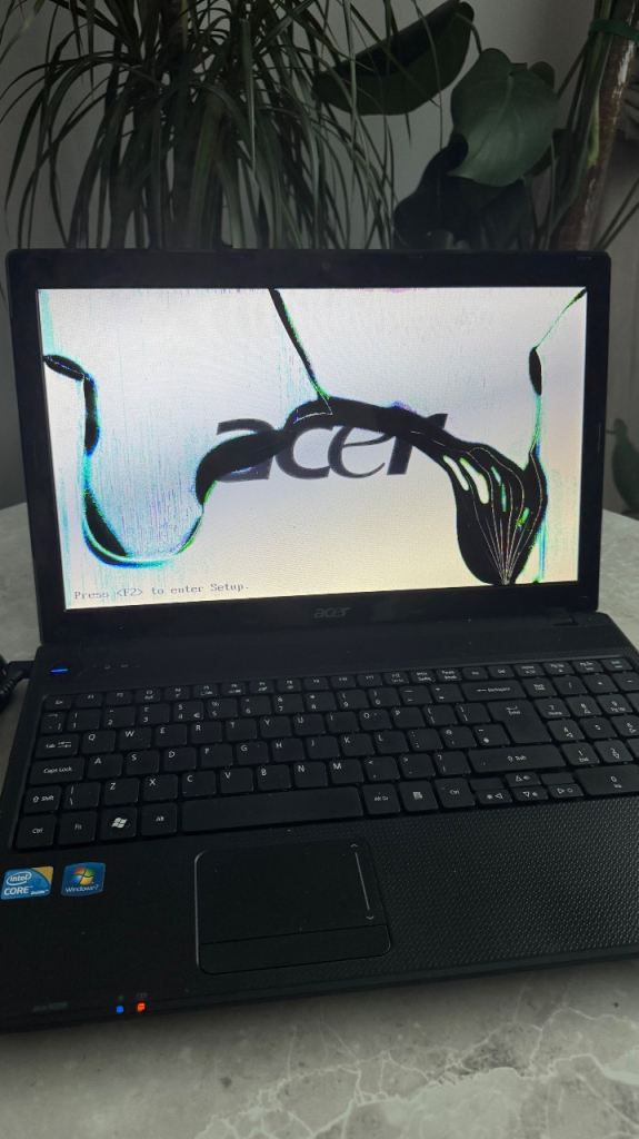 Acer Aspire Laptop with Broken Screen