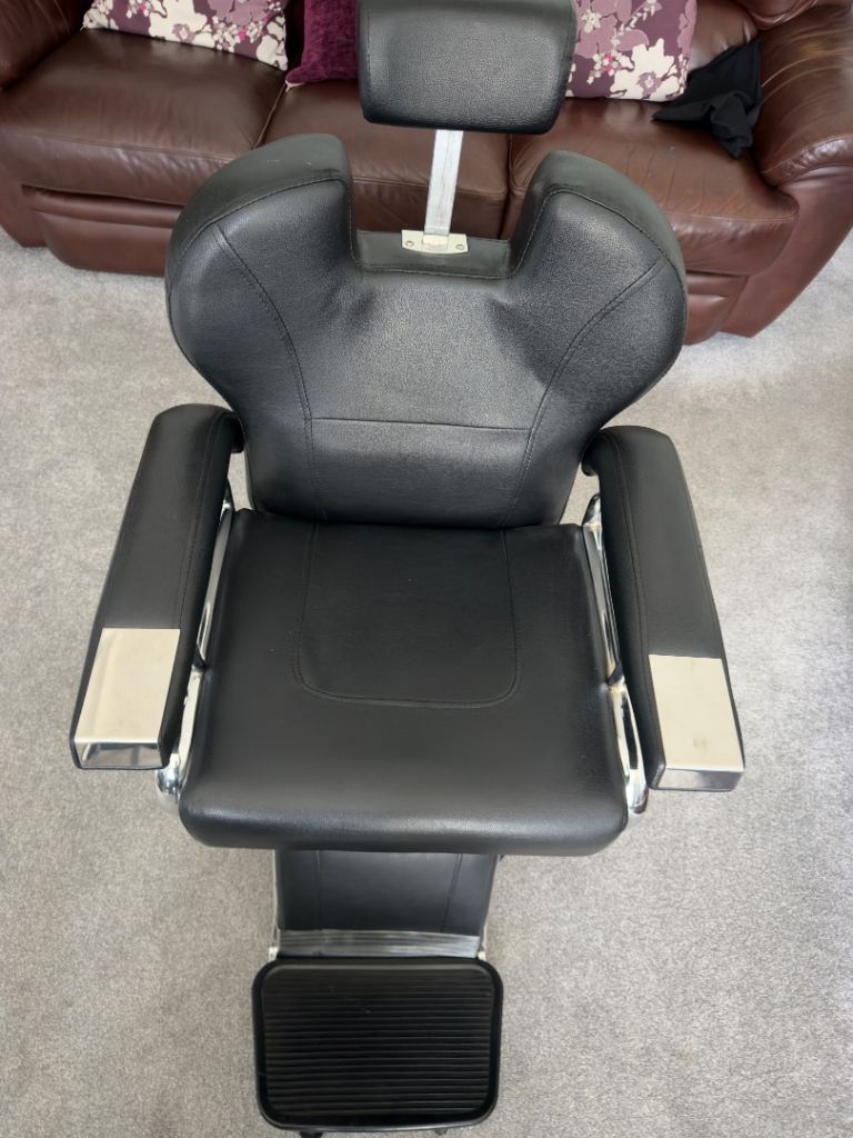 Barber Chair / Beauty & Threading Salon Chair Used But In Excellent Condition