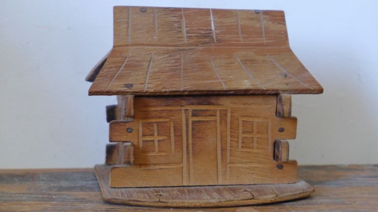 VINTAGE MONEY BOX PIGGY BANK MONEYBOX. HAND-MADE. TREEN. WOODEN. COTTAGE CHALET PRIMITIVE FOLK ART.