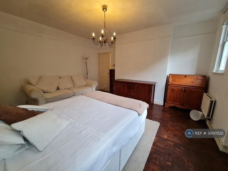 3 bedroom flat in Caledonian Rd, London, N7 (3 bed) (#3000522)