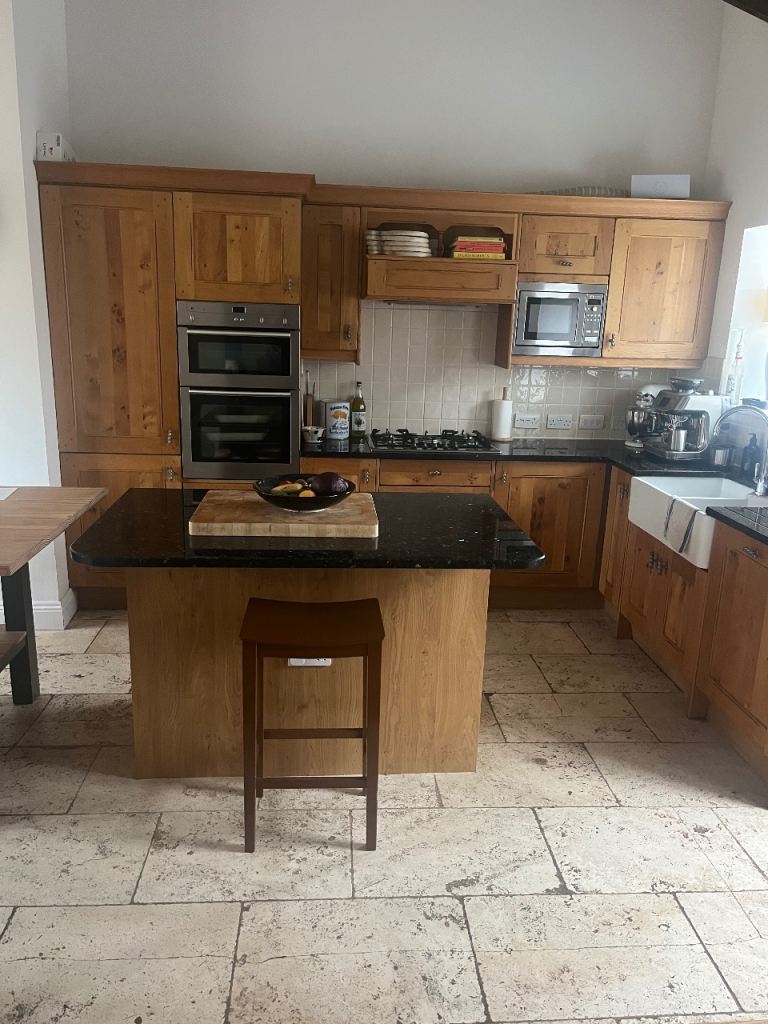 Bespoke pippy oak kitchen 