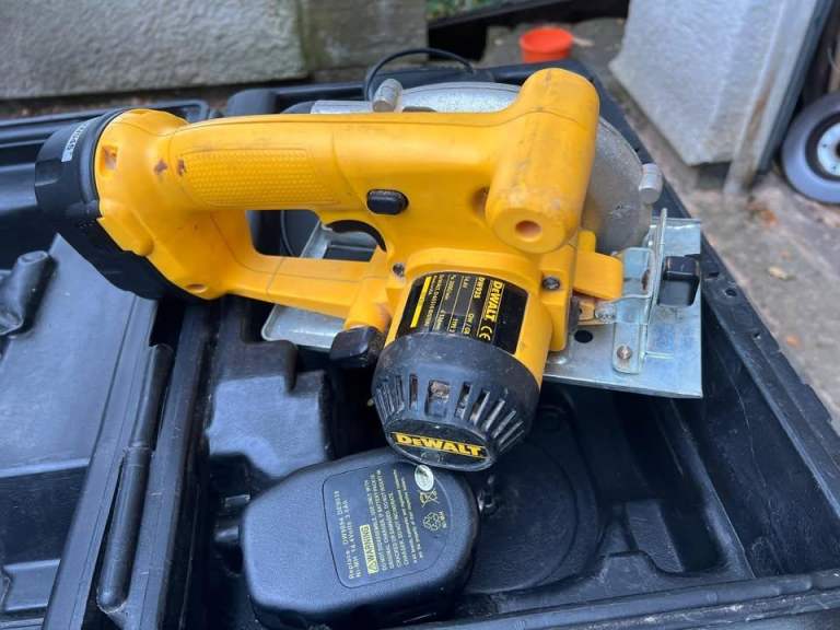 DeWalt DW935 14.4V Ni-Mh Batteries x2 - charger and case