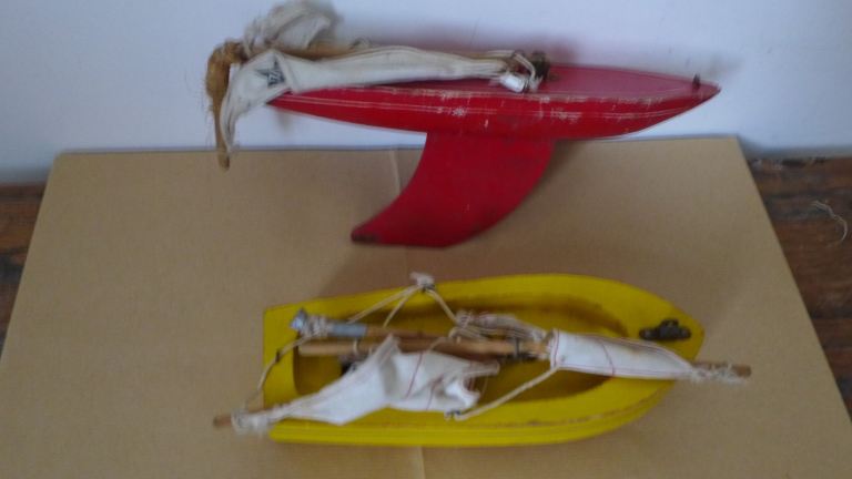 TWO VINTAGE POND YACHTS BOATS. RED: MARKED STAR YACHT BIRKENHEAD GUARANTEED TO SAIL.