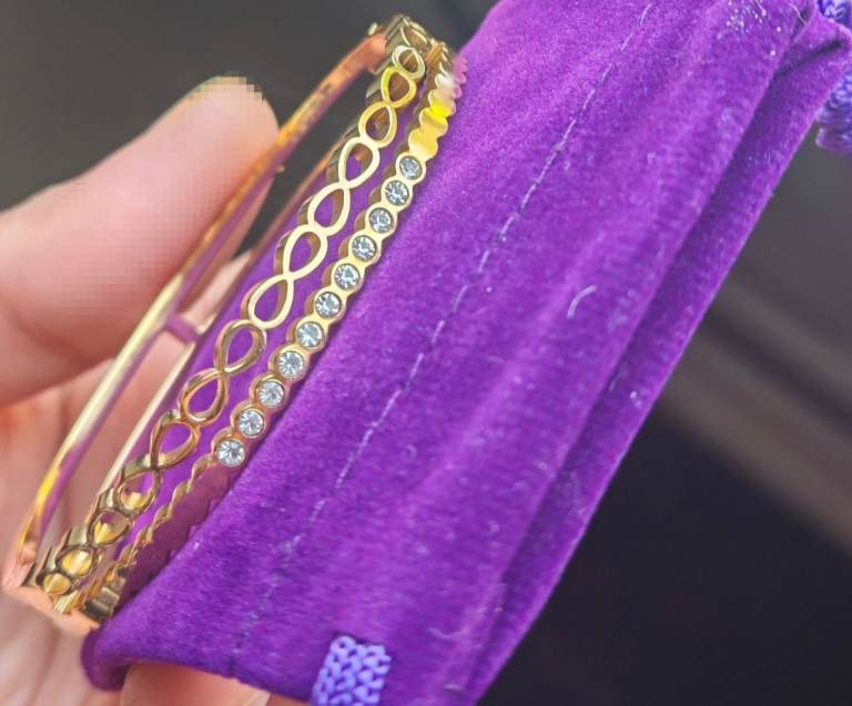 Bangle bracelet ( can be open to wear) gold plated 