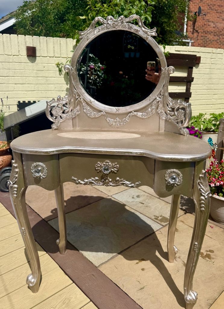 Vanity desk and mirror in champagne gold 