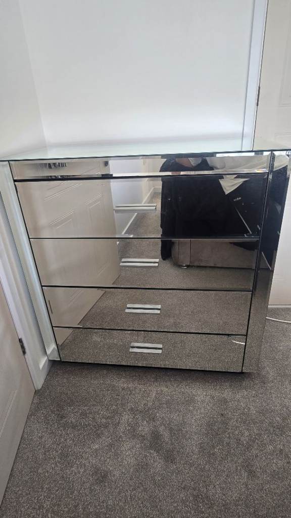 Chest of Drawers & x2 Bedside Tables