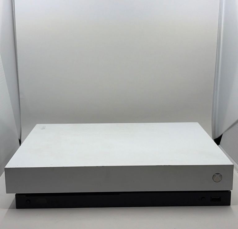 Xbox one x 1TB +2 controllers+wires