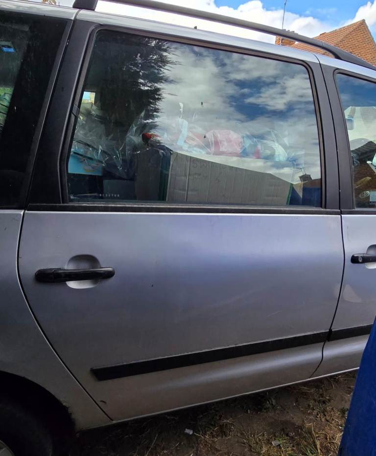 Vw Sharan 2006 Rear Driver Side Door Without Handle Or Accssories( just windows included)